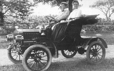 Frances Kellor und Mary Dreier in einem frühen Automobil, um 1910 von American Photographer